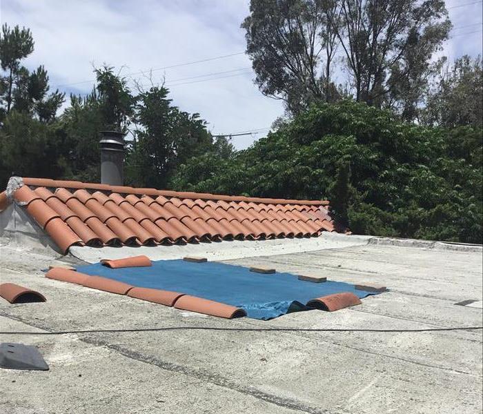SERVPRO of Santee Lakeside technicians emergency service layed a tarp over damaged roof to begin repairing water damage